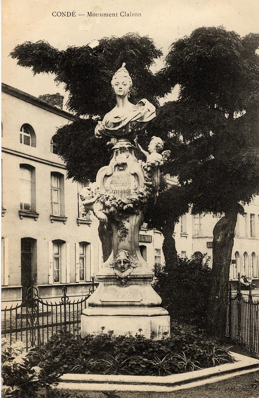 Le monument La Clairon